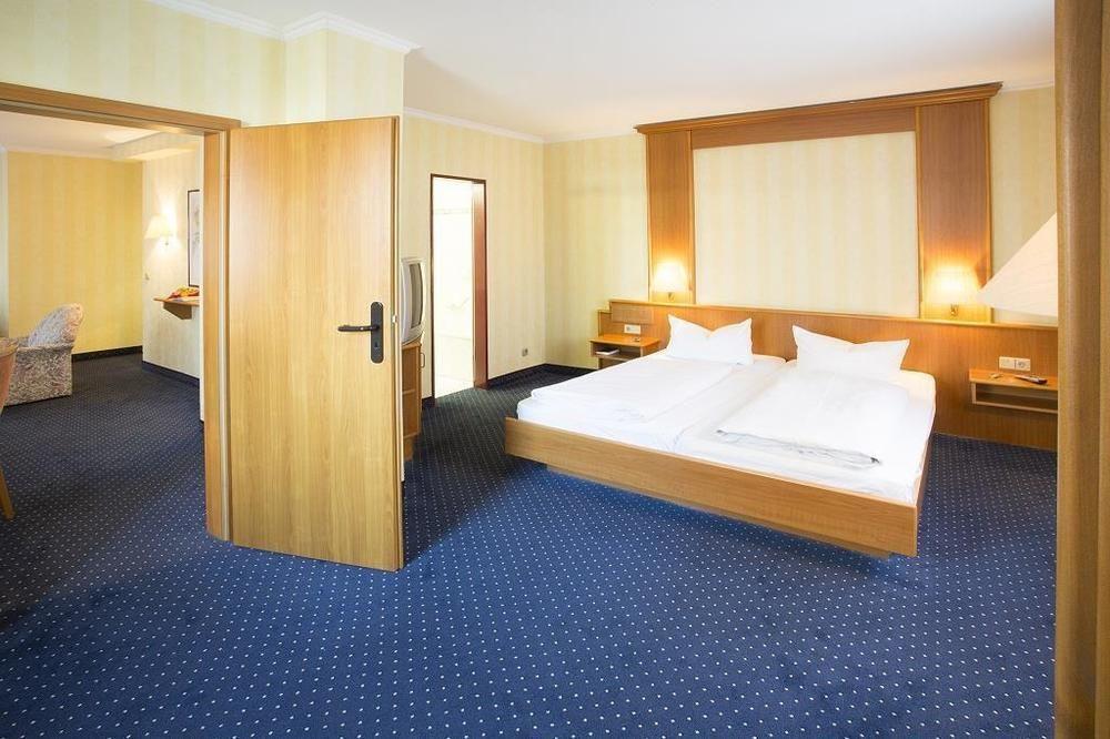 Trip Inn Hotel Frankfurt Airport リュッセルスハイム エクステリア 写真