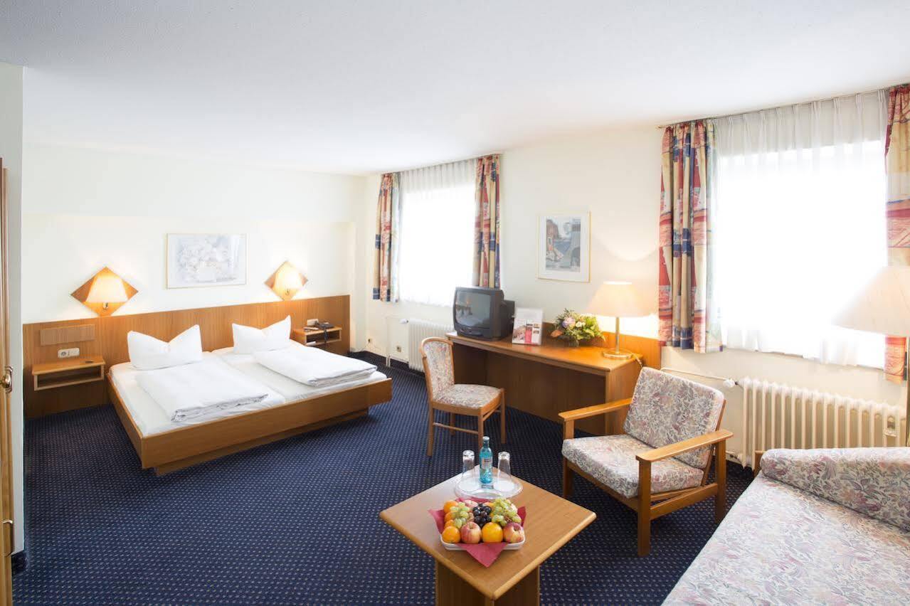 Trip Inn Hotel Frankfurt Airport リュッセルスハイム エクステリア 写真